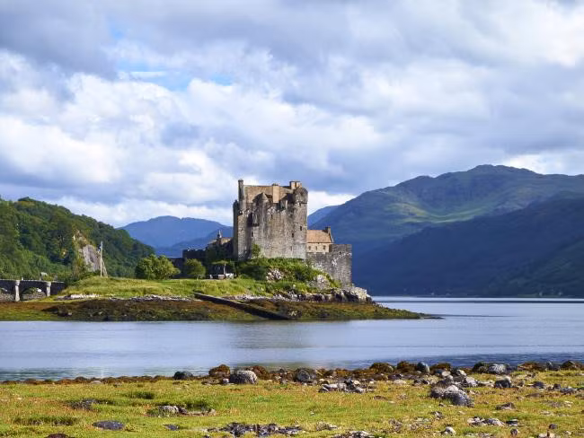 Lâu đài Eilean Donan, Scotland: Lâu đài nằm trên một hòn đảo ở miền tây thơ mộng của Scotland. Được xây dựng vào thế kỉ 13, hiện nay Eilean Donan là một trong những điểm đến nổi tiếng nhất Scotland. Lâu đài đã bị tàn sau cách mạng Jacobite và được phục hồi năm 1932. Những năm 1980 Eilean Donan được biết đến qua bộ phim Highlander và trở thành nguồn cảm hứng cho lâu đài trong phim hoạt hình Công chúa tóc xù của Disney. Ảnh: Escape.