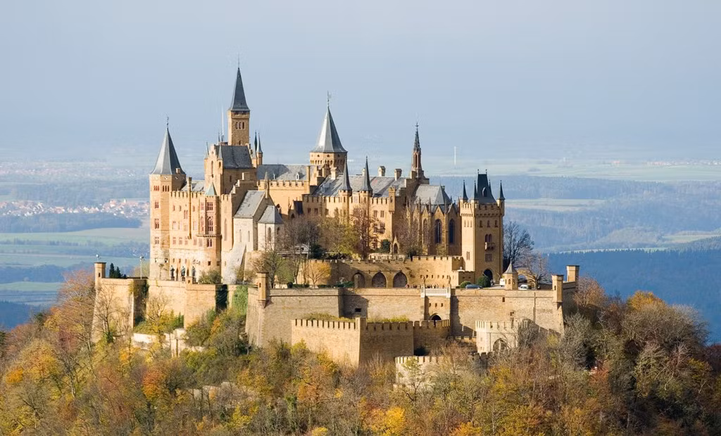 Lâu đài Hohenzollern, Baden-Wurttemberg, Đức: Lâu đài nằm trên núi Hohenzollern, ở dãy Alps Swabian phía nam Stuttgart thường xuyên có mây mù bao phủ. Lâu đài được xây dựng từ năm 1846 đến năm 1867. Đây là lâu đài đầu tiên của dòng họ Hohenzollern, từ một dòng họ bá tước nhỏ ở vùng Schwaben, họ đã vươn lên trở thành một thế lực lớn ở châu Âu. Tới đây, khách du lịch có thể được tận mắt chiêm ngưỡng toàn cảnh cung điện nguy nga tráng lệ, với nội thất sang trọng và những căn phòng hoàng gia cùng với khu trưng bày hiện vật lịch sử, thư viện. Ảnh: Viajesyvacaciones.