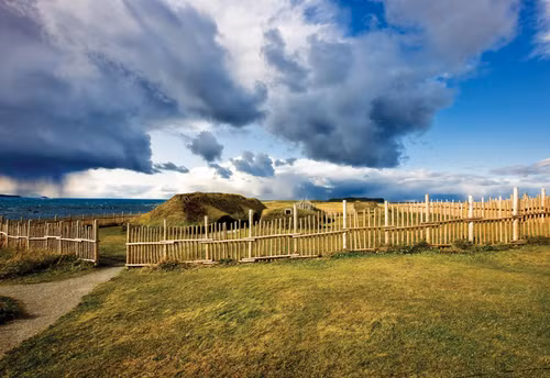 L'Anse aux Meadows được giới khảo cổ phát hiện vào năm 1960 ở mũi phía Bắc của đảo Newfoundland (Canada). Sau một thời gian nghiên cứu, các chuyên gia kết luận công trình cổ xưa này được người Viking xây dựng. Theo đó, L'Anse aux Meadows là di chỉ lớn nhất của người Bắc Âu ngoài Greenland.