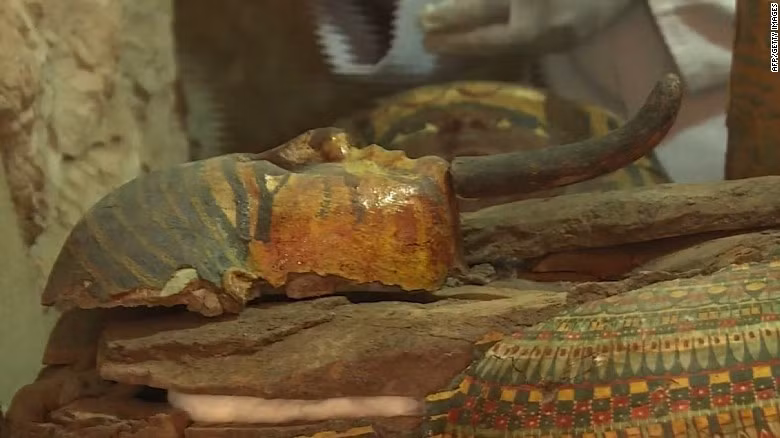 Điều khiến giới chuyên gia bất ngờ là nghĩa trang này không phải khu vực an táng dành cho vua chúa và thành viên hoàng tộc. Người chết không được chôn cất cùng đồ an táng và thậm chí còn không có quan tài.