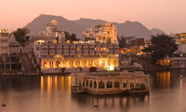 Udaipur – “Venice” của Ấn Độ. Được xây dựng trên Đồi Aravalli tại Rajasthan, Udaipur thường xuyên được so sánh với Venice do hàng trăm hồ nước bao quanh nhằm cung cấp nước uống và phục vụ tưới tiêu. Cũng như Venice, hàng năm Udaipur tổ chức rất nhiều lễ hội đầy màu sắc và sôi động, năm sau lại hấp dẫn hơn năm trước. Nổi tiếng nhất kể đến là lễ hội Ganguar, lễ hội Mewar và Shilpgram.