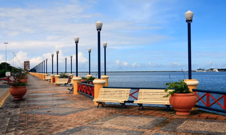 Recife - “Venice” của Brazil. Được người Bồ Đào Nha xây dựng vào thế kỷ thứ 16 và sở hữu bởi người Hà Lan ngay sau đó, Recife là một trong những thành phố quan trọng nhất tại vùng Đông Bắc Brazil. Không chỉ nổi danh là trung tâm kinh tế quan trọng, nơi đây còn là địa điểm du lịch nổi tiếng nhờ bãi cát dài và những di tích lịch sử đầy bí ẩn.