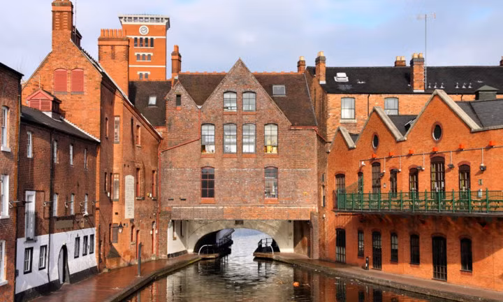 Birmingham – Venice của nước Anh. Nằm tại trung tâm của hệ thống kênh rạch có tuổi thọ lên tới 200 năm của Anh, hệ thống đường thủy của Birgmingham vẫn giữ được sự quyến rũ trong ngành công nghiệp này. Những chiếc thuyền rực rỡ màu sắc tại đây có sức hấp dẫn không kém gì thuyền gondola, hay những tòa tháp canh hàng hóa được phục chế lại mang dáng dấp của các ngôi nhà nổi trên kênh tại Venice.
