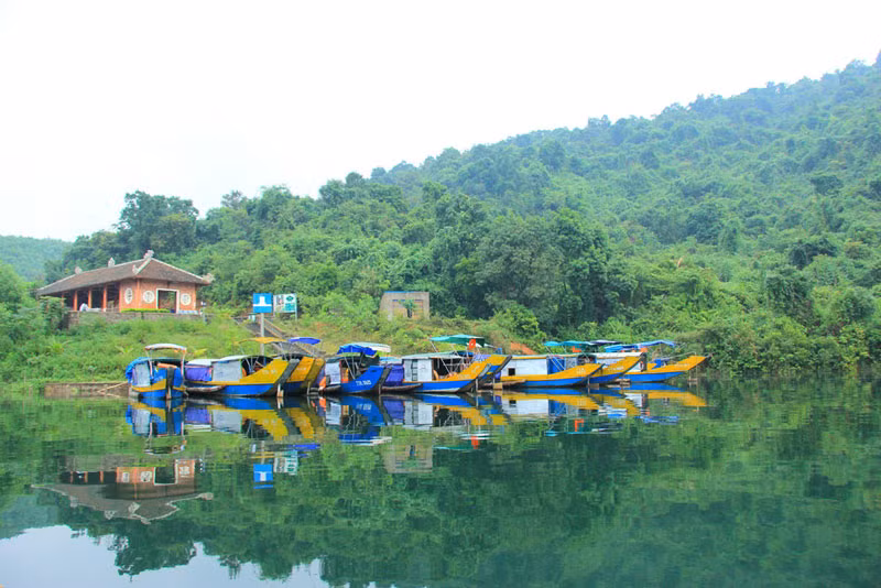 Tới đây, bạn đừng quên thưởng thức thanh trà và mít, đặc sản nổi tiếng của xứ Truồi.