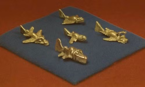 Bởi lẽ, các hiện vật này là những mô hình hoàn hảo về khí động học, có cả đuôi và bộ phận hạ cánh. Nhiều người cho rằng đây là mô hình máy bay thời cổ đại. Các chuyên gia cũng chứng minh việc phóng to những mẫu vật này khiến nó có thể bay.