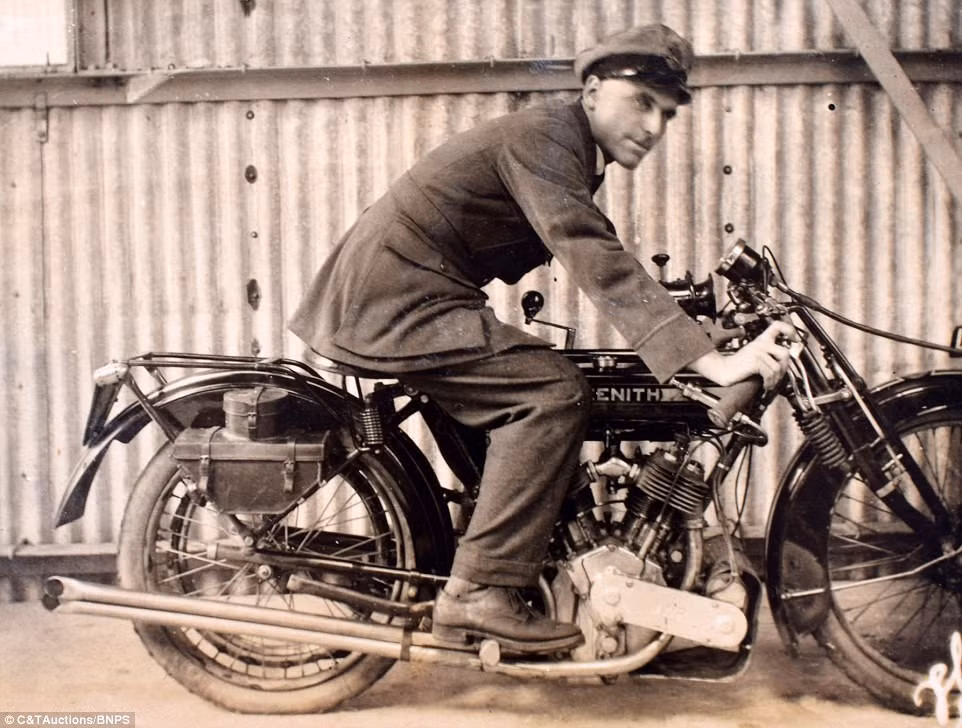 Khi không làm nhiệm vụ trên bầu trời, phi công Carey di chuyển trên mặt đất bằng chiếc xe máy Zenith.