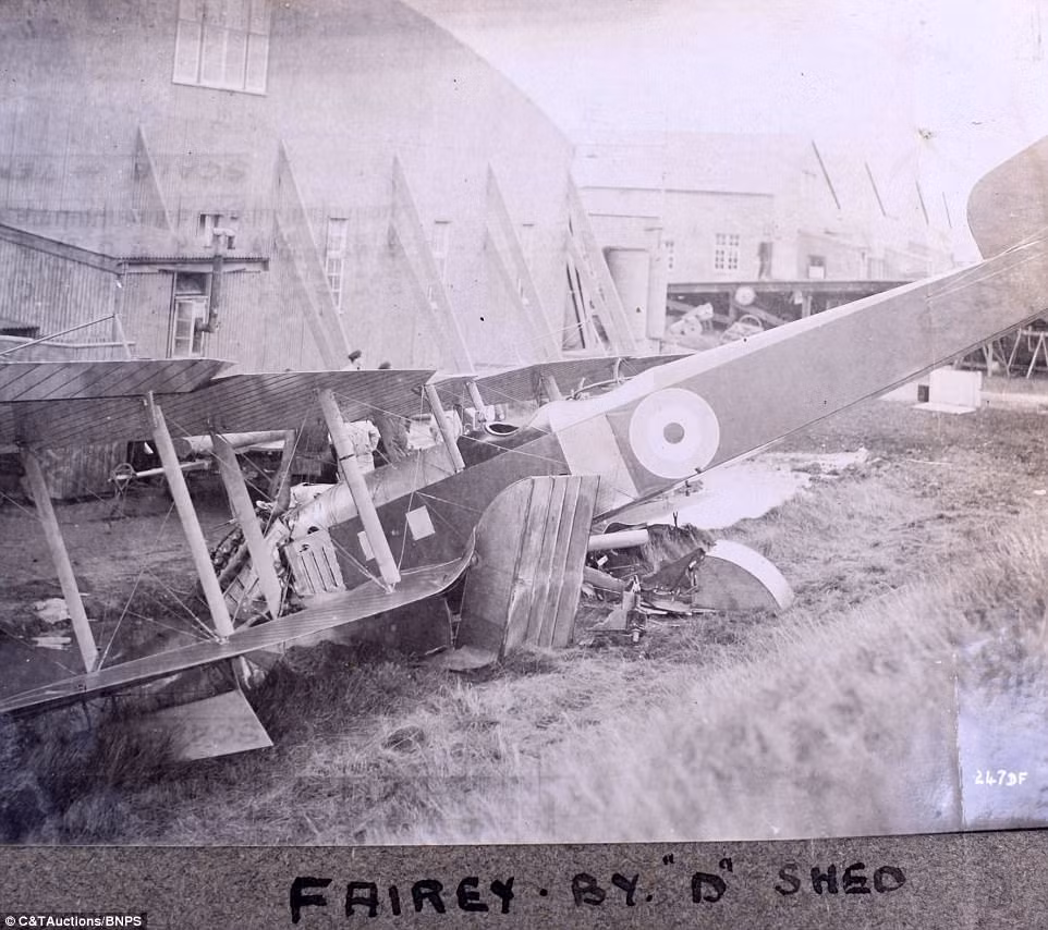 Máy bay hai cánh Fairey của lực lượng RAF bị rơi gần một căn cứ Hải quân của Anh.