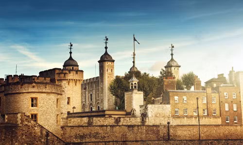 Khi bước ra ngoài để tìm hiểu điều gì xảy ra thì người này nhìn thấy một bóng người trắng toát ở trên đỉnh tháp.