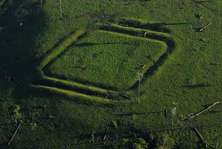 Cho đến ngày nay, người bản địa bang Acre ở Brazil vẫn tôn thờ cấu trúc 3.000 năm tuổi trong rừng rậm Amazon. Mới đây, một nhóm các nhà khoa học tin rằng đã tìm ra lời giải vì sao các nền văn hóa cổ xưa tạo ra những hình vẽ khổng lồ bí ẩn trên mặt đất (geoglyph) với các hình tròn, hình vuông, hình elip và hình lục giác vào hàng ngàn năm trước.