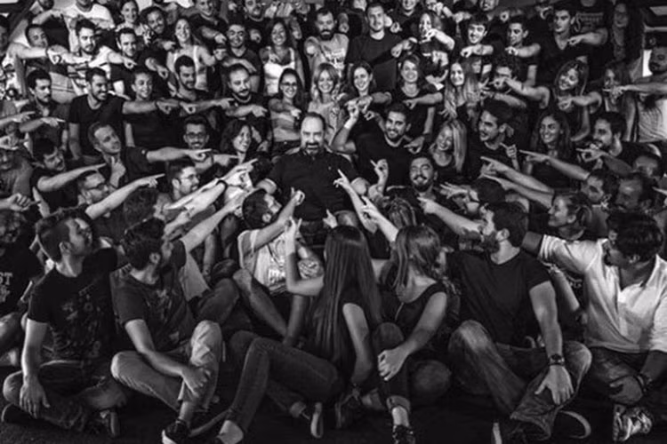 Công ty Yemeksepeti : phát 150 tháng lương một lần cho nhân viên. Đây là công ty chuyên cung cấp thực phẩm ở Thổ Nhĩ Kỳ do Nevzat Aydin điều hành. Vị CEO này đã bán công ty cho hãng Delivery Hero của Đức với giá 58,9 tỷ USD. Sau đó, ông đã thưởng 27 triệu USD cho 114 nhân viên, mỗi người nhận được số tiền lên tới 237.000 USD.