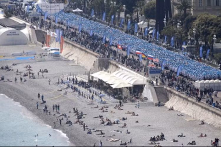 Công ty thực phẩm chức năng Trung Quốc: Đưa 6.500 nhân viên sang Pháp du lịch. Chuyến du lịch của họ từng làm xôn xao các trang mạng một thời. Tất cả 6.000 nhân viên đã tham gia du lịch nước Pháp trong 4 ngày. Ông chủ “chịu chơi” đã đặt phòng ở 140 khách sạn tại Paris, mua 7600 vé tàu hỏa hai chiều tới miền nam nước Pháp. Hãng đường sắt SNCF của Pháp đã tăng thêm các chuyến xe vì họ, siêu thị thời trang Galeries Lafayette Haussmann chỉ mở cửa chào đón họ, thậm chí họ còn bao trọn bảo tàng Louvre trong suốt nhiều giờ. Tổng “thiệt hại” cho chuyến đi này lên đến hàng chục triệu USD.