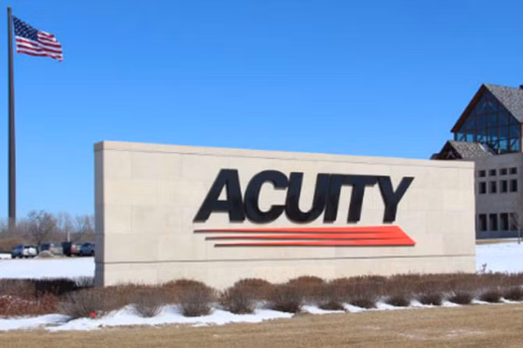 Acuity là công ty bảo hiểm có trụ sở ở bang Wisconsin, Hoa Kỳ. Họ thường xuyên tổ chức các hoạt động vui chơi tập thể cho nhân viên như hội chợ sô cô la, biểu diễn xiếc, biểu diễn tài năng, độc diễn hài trong bữa trưa… Acuity thậm chí còn xây dựng vòng đu quay cao 20m để nhân viên thư giãn. Ngoài ra, chế độ phúc lợi của Acuity cũng rất được ủng hộ. Công ty sẽ chi trả toàn bộ tiền đào tạo, nhân viên chính thức được nghỉ bệnh thoải mái mà vẫn có lương. Chẳng trách vì sao tỷ lệ nghỉ việc ở Acuity không bao giờ vượt quá 1%.