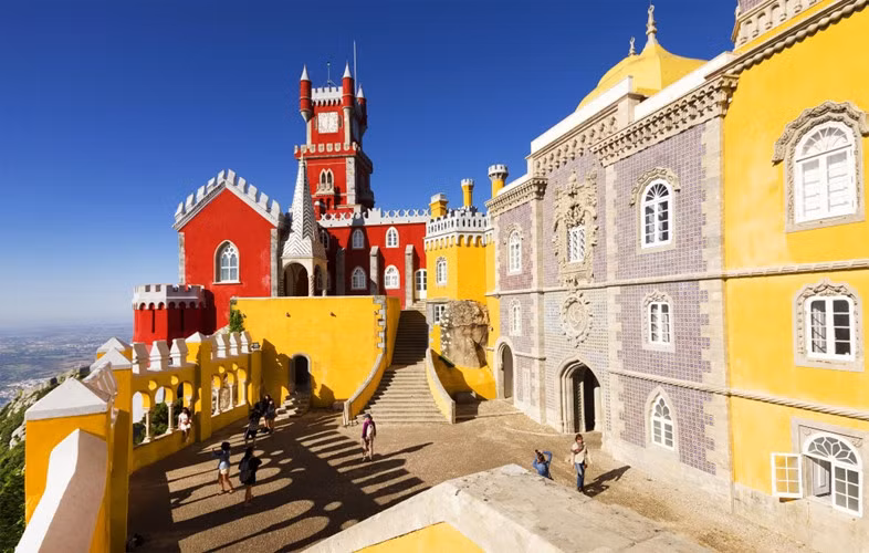 Sintra, Bồ Đào Nha: Đây là nơi mang một vẻ đẹp tươi tắn với những lâu đài sặc sỡ sẽ khiến bạn như bước vào một không gian cổ tích.