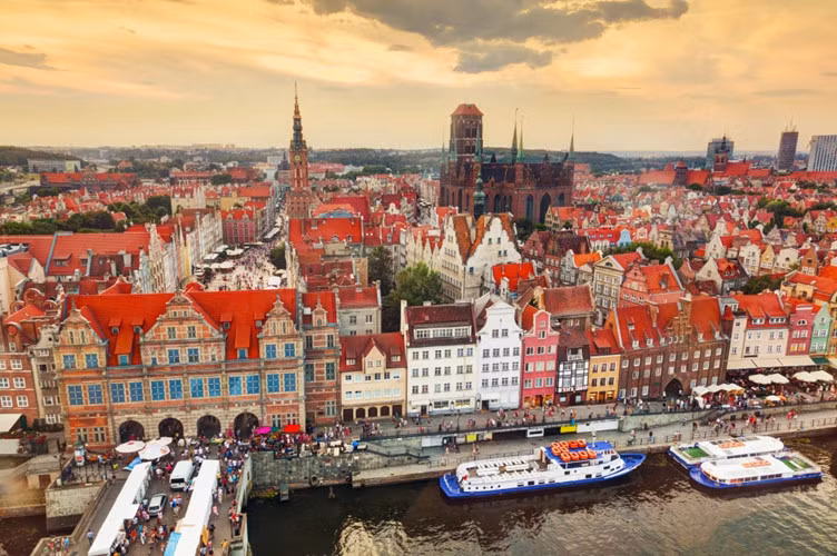 Gdansk, Ba Lan: Thành phố cổ này tọa lạc trên bờ biển Baltic có một bầu không khí độc đáo với hàng chục quán cà phê ấm cúng, những viện bảo tàng, hội chợ, triển lãm... Đây là nơi tất cả mọi người sẽ tìm thấy một cái gì đó đặc biệt cho chính mình.