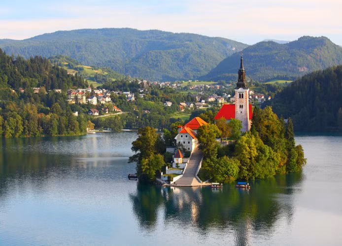 Bled, Slovenia: nằm dưới chân của dãy núi Alps Julian, trên bờ của hồ Bled - một trong những hồ đẹp nhất trên thế giới. Nơi đây khiến tâm hồn tĩnh lặng khi mỗi buổi sáng sớm mặt hồ phẳng lặng như gương phản chiếu khung cảnh xung quanh.