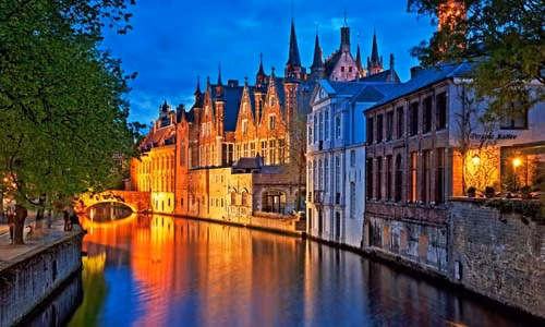 Bruges, Bỉ: Thành phố được mệnh danh là "Venice của phương Bắc" với những con kênh chạy dọc theo những ngôi nhà cổ kính, những cây cầu cong cong vắt qua sông... Nhiều người coi Bruges là một trong những thành phố ít người đẹp nhất châu Âu.