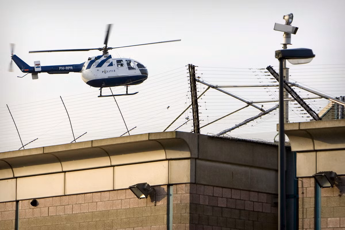 Theo đó, vào tháng 5/1986, tù nhân Michel đào tẩu bằng cách dùng các quả đào được sơn giả giống lựu đạn đe dọa cho nổ tung tòa nhà ở thủ đô Paris. Kế đến, Nadine hạ trực thăng xuống nóc nhà tù để đón chồng và tẩu thoát. Về sau, cảnh sát bắt được Michel khi hắn bị trúng đạn ở đầu khi thực hiện một vụ cướp ngân hàng.