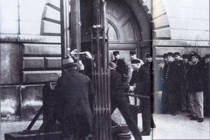 Máy chém ra tay. Do một sự cố liên quan đến đám đông nên việc thi hành án tử bằng máy chém nơi công cộng đã bị cấm sau đó.