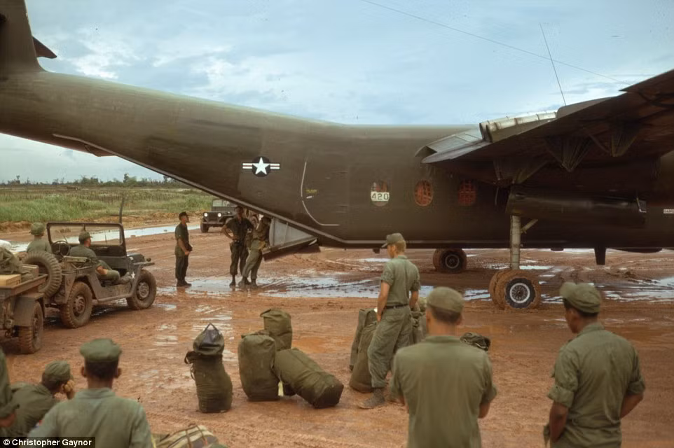 Binh sĩ Mỹ chuẩn bị lên máy bay vận tải, di chuyển đến địa điểm tác chiến.