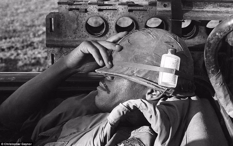 Gương mặt mệt mỏi của một lính Mỹ, tranh thủ chợp mắt khi không phải hành quân, đánh trận.