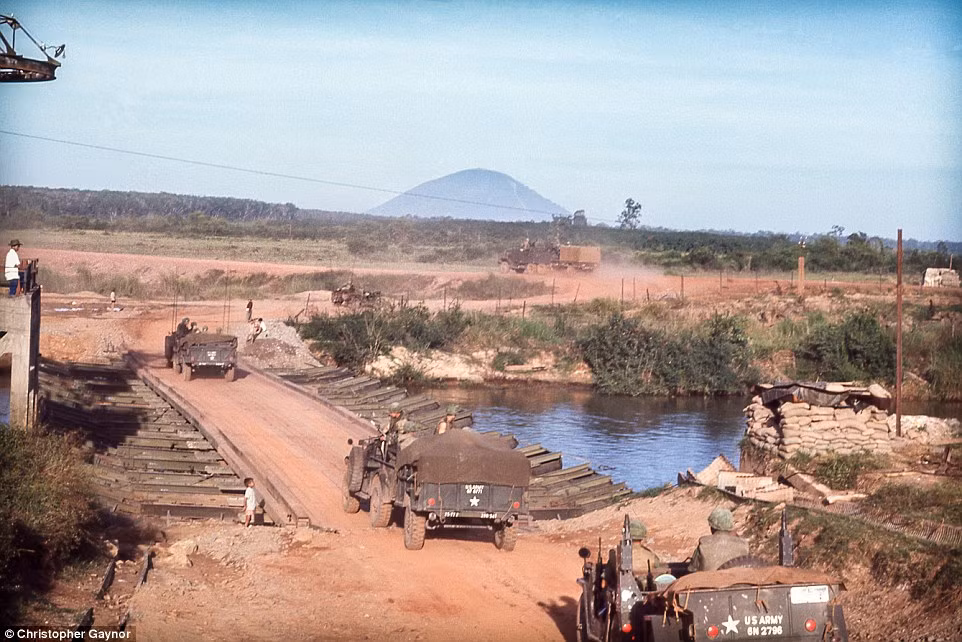 Một đơn vị pháo binh đi qua một cây cầu bắc qua sông Sài Gòn.