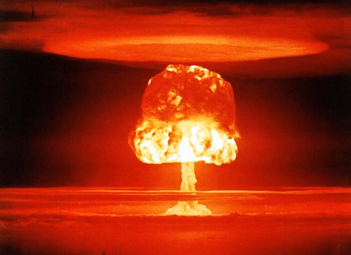 Một quả bom H được thiết kế gồm 2 tầng, trong đó tầng sơ cấp là một quả bom phân hạch và tầng thứ cấp là nhiên liệu sử dụng cho phản ứng nhiệt hạch.