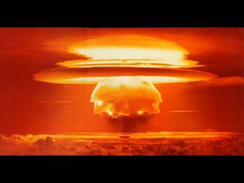 Năng lượng này sẽ giúp kích hoạt giai đoạn thứ hai, hay còn gọi là phản ứng nhiệt hạch hạt nhân và giải phóng năng lượng lớn hơn gấp nhiều lần so với phản ứng phân hạch.