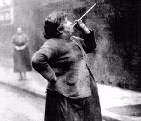 Vào giữa thế kỷ 18 cho đến những năm 1950, dịch vụ người đánh thức ra đời. Những người làm công việc này sẽ gõ cửa sổ của nhà khách hàng hoặc dùng loại súng thủ công, thổi đậu vào cửa nhà để đánh thức họ thức giấc.