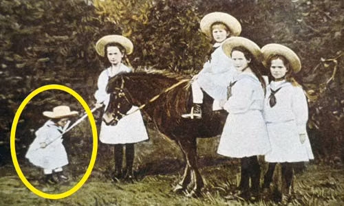 Từ thế kỷ 16 đến khoảng năm 1920, người dân khá phổ biến việc cho bé trai mặc váy. Nguyên do là vì họ sẽ không phải chi quá nhiều tiền mua quần áo cho trẻ em vì chúng đang ở độ tuổi mau lớn, trang phục nhanh bị ngắn.