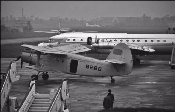 Hình ảnh một sân bay tại Trung Quốc. Một chiếc máy bay hai tầng cánh từ thời Thế chiến II vẫn được sử dụng.