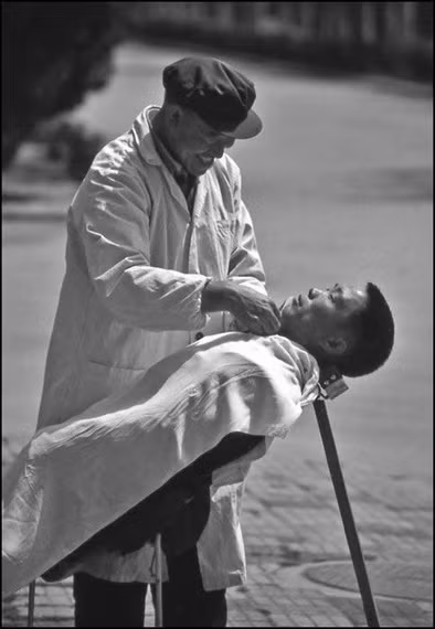 Thợ cắt tóc trên đường phố Trung Quốc, đây là nghề khá phổ biến từ thành phố đến nông thôn.