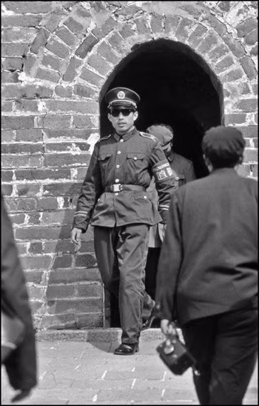 Một cảnh sát Trung Quốc bảo vệ tại khu vực Trường Thành, đoạn đi qua Bắc Kinh.