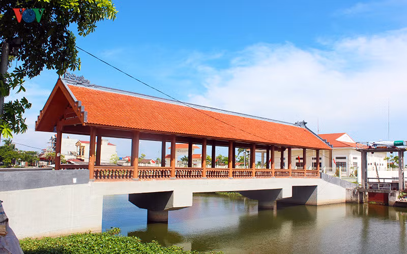 Cầu ngói Lưu Quang (xã Quang Thiện, huyện Kim Sơn) được khánh thành, đưa vào sử dụng tháng 8/2015.