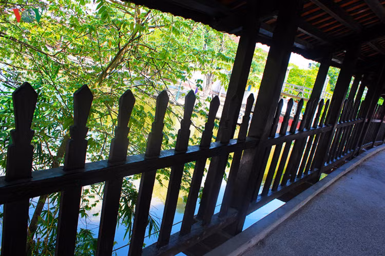 Cây cầu lâu đời này có niên đại hơn 1 thế kỷ là một trong những cầu ngói cổ nổi tiếng và lâu đời bậc nhất ở Việt Nam.