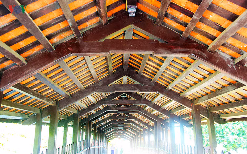 Mái, cột, kèo, vì, khóa gian, dui, mè... đều được làm bằng gỗ lim. Lớp ngói đỏ được nung từ đất bãi bồi sẵn có tại địa phương tạo nên cây cầu có nét rất cổ kính thu hút rất nhiều khách thăm quan.