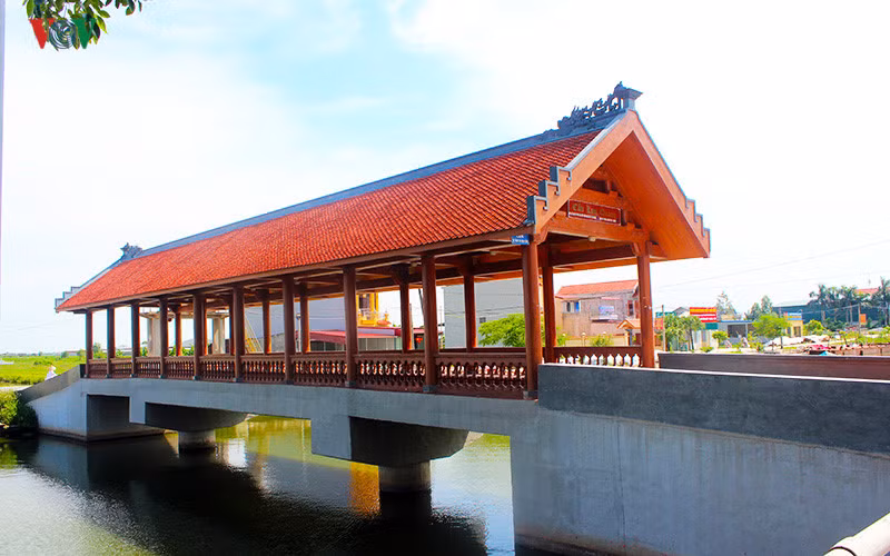 Vị trí cây cầu này được đặt ngay trước đền thờ Nguyễn Công Trứ người có công lập ra huyện Kim Sơn từ 2 thế kỉ trước. Cây cầu nối giữa đền và nhà văn hóa tạo thành không gian sinh hoạt văn hóa cho người dân và là nơi ngắm cảnh hai bên bờ sông Ân thơ mộng.