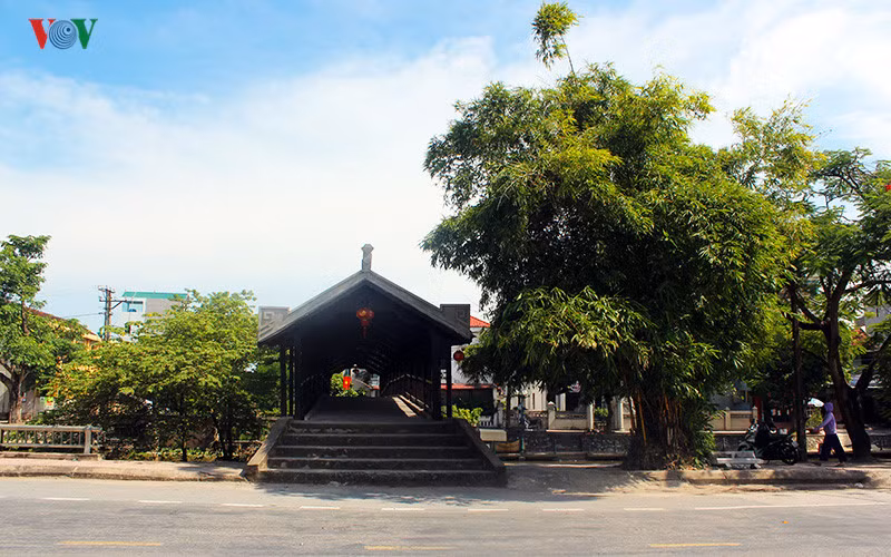 Cùng với chùa cầu ở Hội An (Quảng Nam), cầu ngói Thanh Toàn (Huế), cầu ngói ở xã Hải Anh (Hải Hậu, Nam Định), cầu ngói Phát Diệm ở huyện Kim Sơn (Ninh Bình) là cây cầu có kiến trúc độc đáo và lâu đời bậc nhất ở nước ta. Không chỉ là nơi đi lại của người dân mà còn là biểu tượng, điểm hẹn văn hóa của huyện miền biển Kim Sơn.