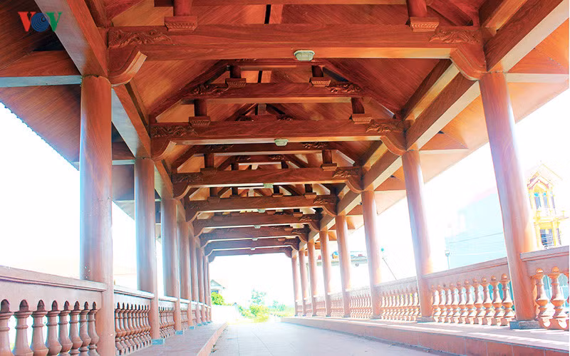 Toàn bộ mái được làm bằng bê tông cốt thép nhưng sơn giả gỗ rất hiện đại và bắt mắt.