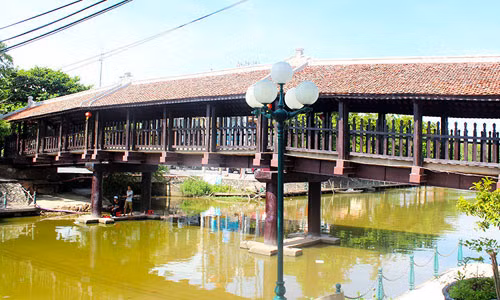 Cây cầu nổi tiếng này được xây dựng từ năm 1902, bắc qua sông Ân thơ mộng. Hình dáng có hình cầu vồng gồm 3 nhịp và 4 gian nằm gần quần thể nhà thờ đá Phát Diệm tạo thành không gian sinh hoạt văn hóa rất độc đáo.