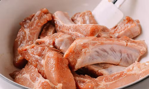 Tuyệt chiêu làm sườn xào mật ong thơm lừng ăn là nghiện Tuyet chieu lam suon xao mat ong thom lung an la nghien