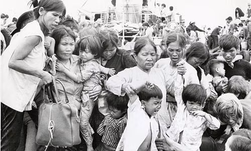 Người tị nạn tại Vũng Tàu vào ngày 4/4/1975. Ảnh: Getty.