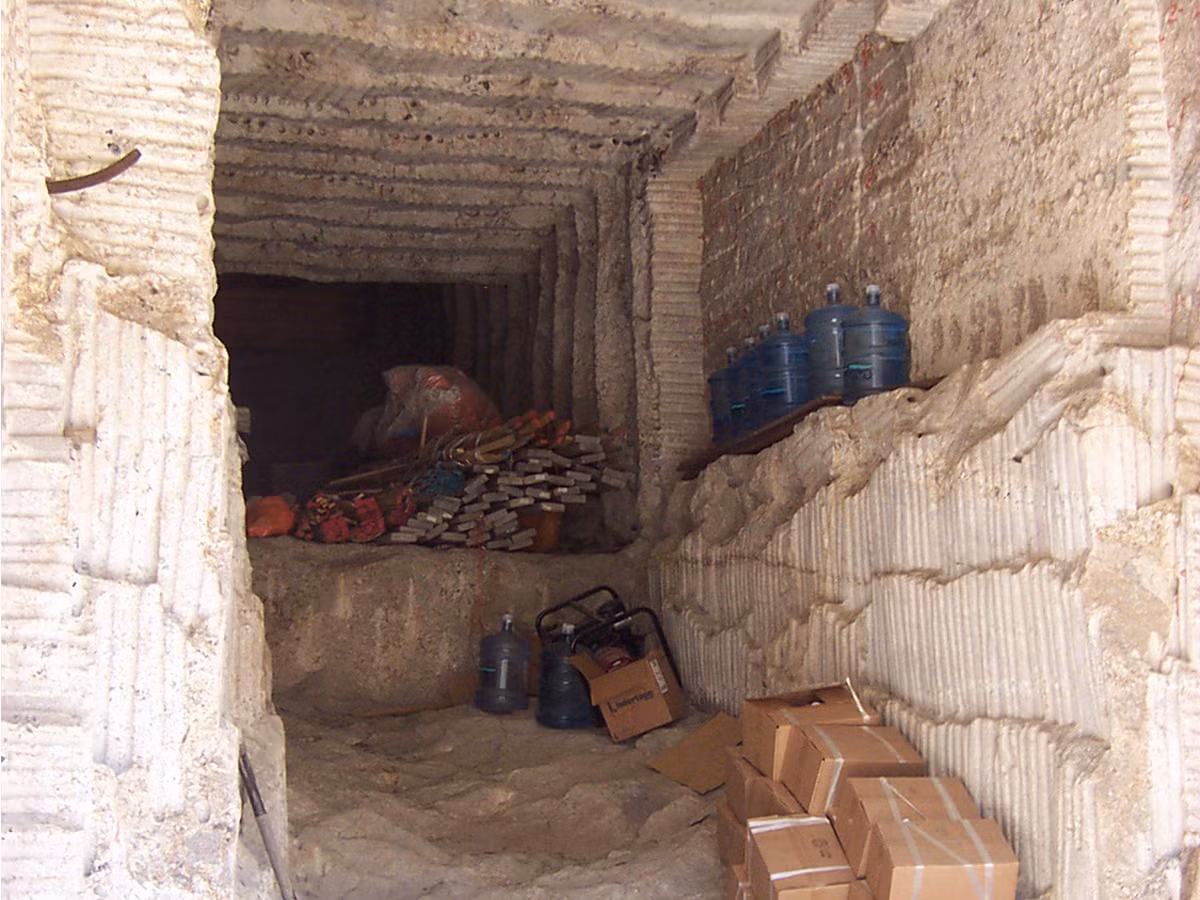 Một sự thật ít biết về địa điểm này mà không nhiều người biết đến là trong lòng núi có một căn phòng bí mật, nơi chứa các giấy tờ ghi lại lịch sử của nước Mỹ gửi tới tương lai nghìn năm sau.