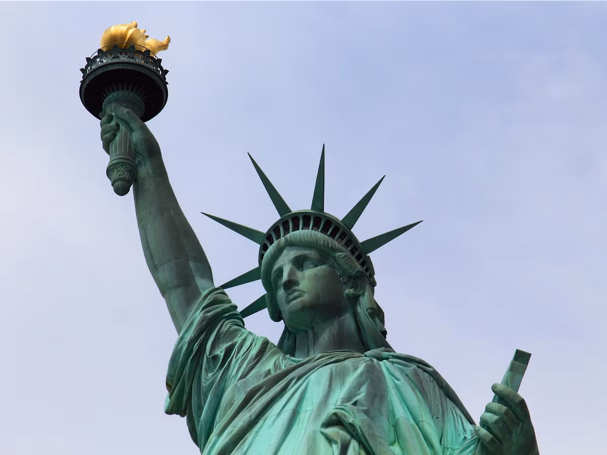 Hiện nay, khi đến thăm nước Mỹ, chiêm ngưỡng tượng Nữ thần Tự Do là một trong trong những trải nghiệm không thể bỏ qua của du khách. Mọi người hiện chỉ có thể đi lên phần mũ miện của bức tượng để tham quan.