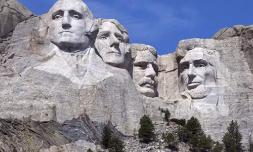 Mount Rushmore là ngọn núi nổi tiếng nước Mỹ được thế giới biết đến bởi công trình công phu chạm khắc gương mặt của 4 Tổng thống Mỹ.