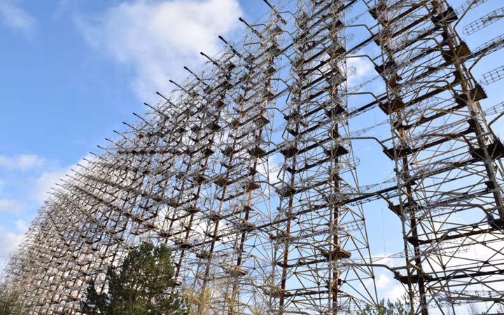 Hệ thống radar Duga của LB Xô Viết là một phần của mạng lưới cảnh báo sớm các tên lửa đạn đạo xuyên lục địa. Hệ thống này được triển khai gần Chernobyl và Chernihiv ở Ukraine nhưng cũng ngừng hoạt động sau thảm họa năm 1986.