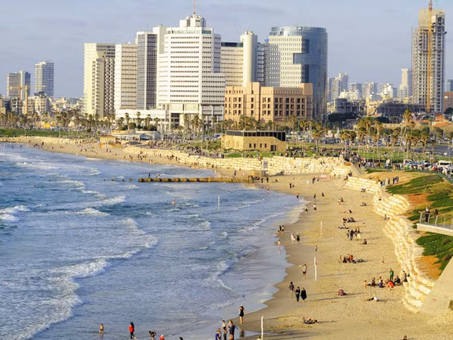 Một chuyển du lịch tới thành phố Tel Aviv có thể bao gồm mọi thứ từ bãi biển thơ mộng cho tới bảo tàng và ẩm thực phong phú của vùng Địa Trung Hải.