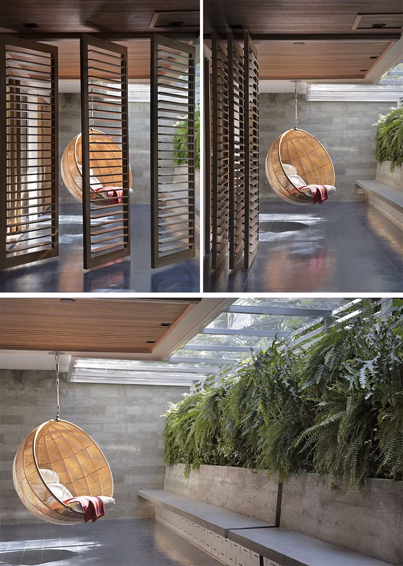 Khoảng không gian ngoài trời của căn hộ được phân thành 2 khu vực, ngăn cách bởi cửa gỗ thông minh có thể xếp gọn bằng cách đẩy sang 1 bên hoặc đóng lại khi cần không gian riêng tư. Bên ngoài được treo một chiếc ghế tròn bằng gỗ độc đáo để chủ nhà có thể nằm thư giãn hoặc đọc sách.