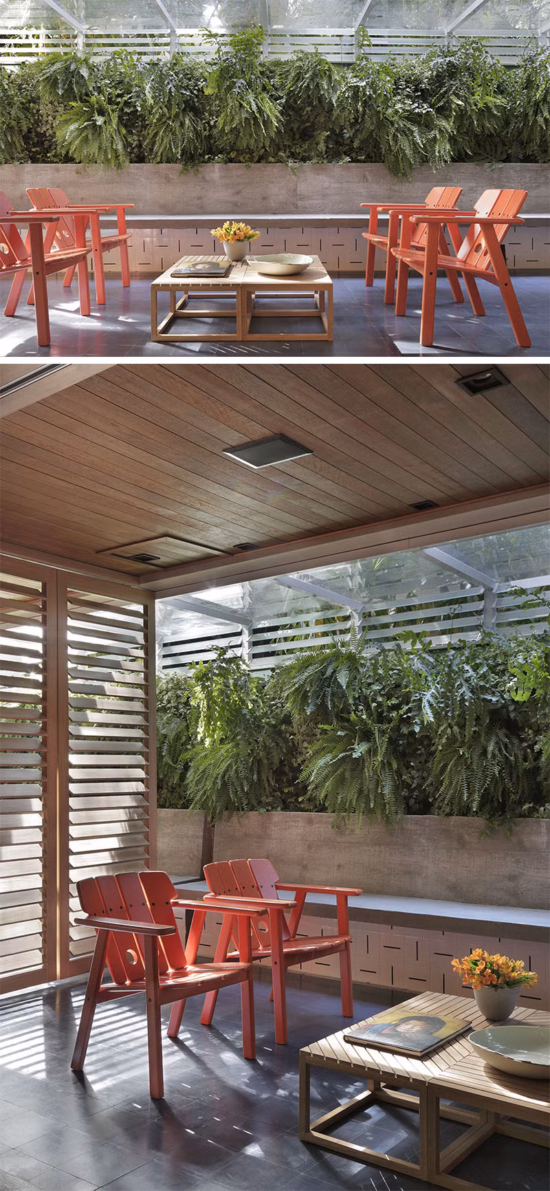 Phòng khách lớn trong căn hộ được thiết kế phần trần hộp gỗ độc đáo để tạo điểm nhấn. Bộ ghế sofa dài màu nâu nhạt, cùng tông màu với trần gỗ tạo nên sự hài hòa. Bước ra khỏi phòng khách là khu vực ngoài trời được bố trí chiếc bàn gỗ nhỏ với những chiếc ghế gỗ màu đỏ gạch giúp không gian thêm sống động. Phía sau là hàng dương xỉ xanh với băng ghế dài làm nơi ngồi thư giãn.