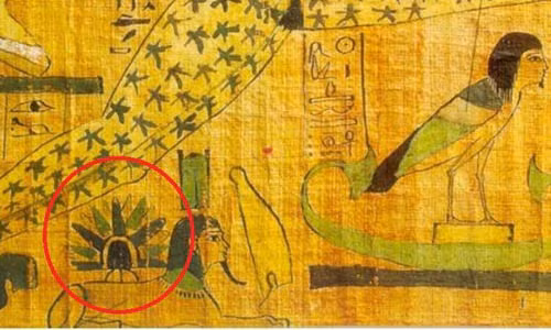 Cuộn giấy cói Djedkhonsuiefankh hơn 3.000 năm tuổi của người Ai Cập được trưng bày tại Bảo tàng Cairo gây chú ý với hình ảnh kỳ lạ: một chiếc đĩa phát ánh sáng vô cùng rực rỡ và hạ cánh trên tượng Nhân sư. Điều này khiến những người tin vào sự tồn tại của vật thể bay không xác định càng cho rằng UFO hạ cánh trên tượng Nhân sư của Ai Cập thời cổ đại.