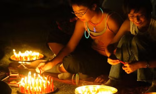 "Những đứa trẻ lớn tuổi, nghịch ngợm sẽ đốt khoảng 20 - 30 cây nến cùng một lúc. Khi ấy, chúng tôi khoảng 12 tuổi", ông Alfred nhớ lại.